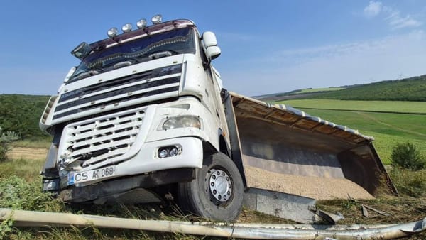 Un camion cu cereale s-a răsturnat în raionul Cimișlia. Șoferul ar fi pierdut controlul asupra volanului