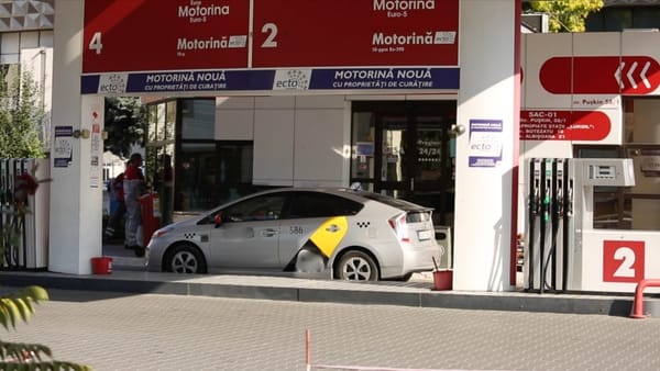 ANRE anunță ieftiniri la pompă. Prețul motorinei scade cu zece bani, iar al benzinei - cu doi bani