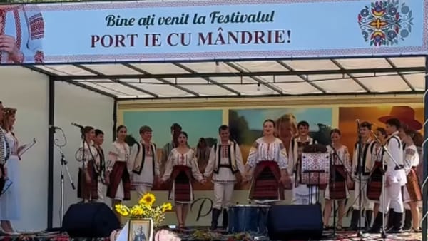 În satul Făurești are loc festivalul „Port ie cu Mândrie!”. Traseul unei rute de autobuz, extins parțial până în localitate