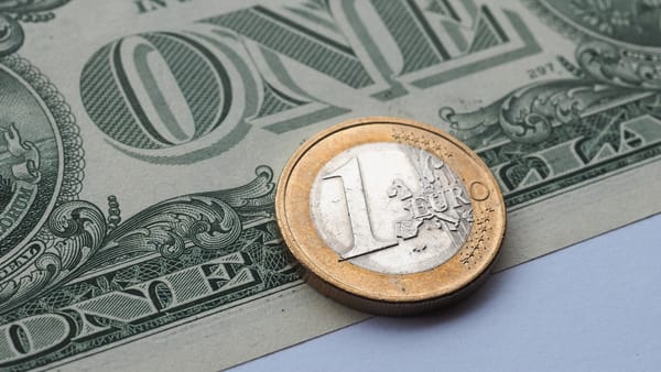Dolarul american se ieftinește cu aproape cinci bani, iar euro rămâne pe poziție