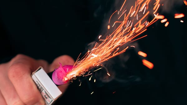 Reguli mai stricte pentru artificii în R. Moldova. Nu vor mai putea fi folosite lângă școli, spitale și blocuri