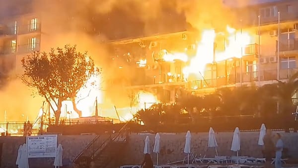 VIDEO/ Incendiu puternic la Sozopol, în Bulgaria. Zeci de turiști au fost evacuați din hoteluri