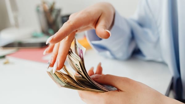 Dolarul scade cu cinci bani, euro stă pe loc. Cât valorează principalele valute marți