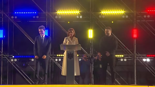Maia Sandu, Nicușor Dan și Volodimir Zelenski au urcat pe scena din PMAN. Liderul ucrainean a salutat mulțimea în română