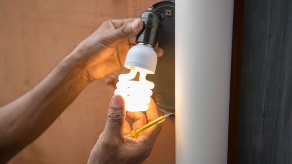 Autoritățile ne îndeamnă în continuare să consumăm mai puțin curent seara. Energia de avarie costă de trei ori mai mult