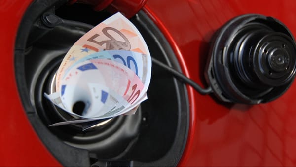 Săptămâna începe cu prețuri noi la pompă. Motorina se scumpește cu 28 de bani, benzina scade cu doi bani