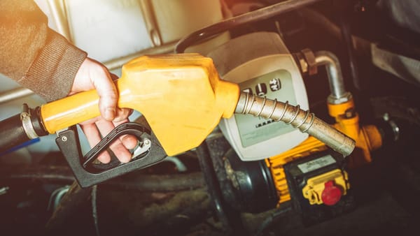 Motorina se ieftinește cu 13 bani, benzina se scumpește ușor. Noile prețuri pentru 18 august