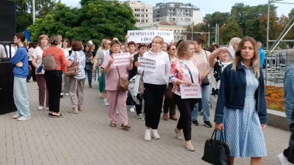 LIVE/ Profesorii au ieșit la protest în centrul Chișinăului. Cer ca salariile să fie majorate din 1 septembrie