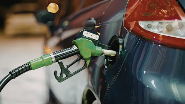 Benzina se scumpește cu 17 bani, motorina se ieftinește cu 32 de bani. Noile prețuri intră în vigoare sâmbătă