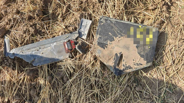 Fragmentele unei drone de tip „Gheran-2”, găsite în apropierea satului Văleni. Poliția investighează cazul