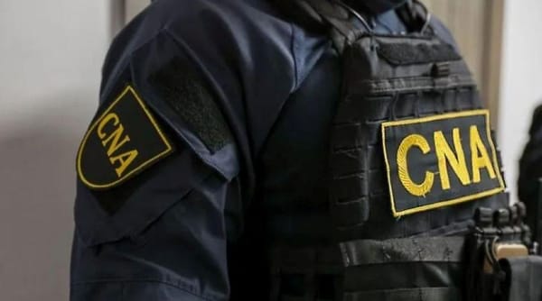 Percheziții CNA într-un dosar de corupție: un bărbat, reținut pentru transferul a 60.000 de dolari destinați mitei