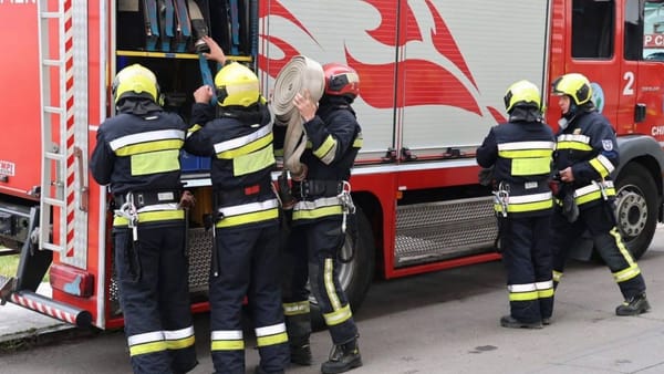 O casă de vară, mistuită de flăcări la Tohatin. Pompierii au intervenit cu cinci echipaje