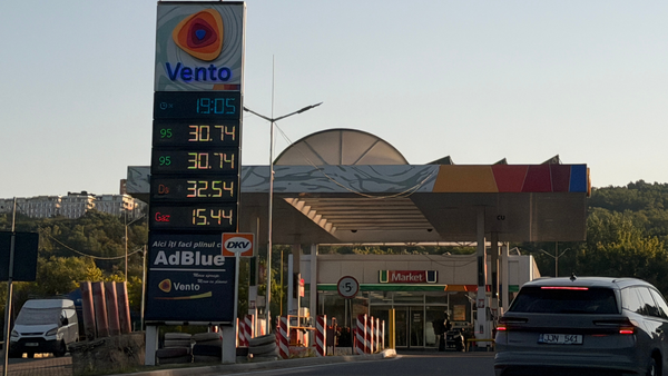 Benzina se ieftinește ușor, motorina își menține prețul. ANRE a stabilit noile tarife pentru 5 august