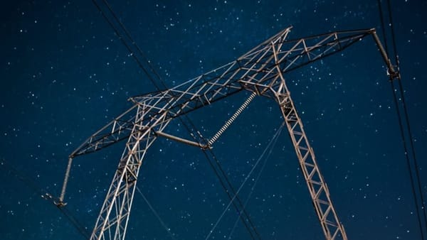 ULTIMA ORĂ: Furtunile au doborât circa 10 piloni ai liniei electrice de 330 kV Bălți-Dnestrovsk