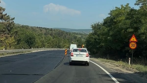 VIDEO/ Pericol pe șantierul drumului R3: Unii conducători auto ignoră semafoarele și indicatoarele