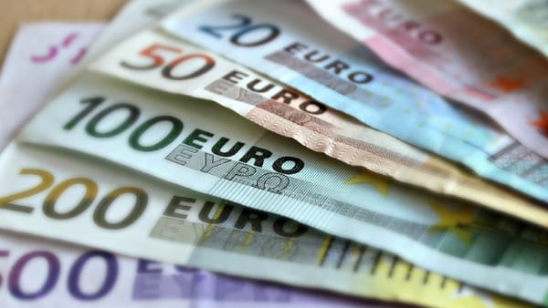 Cursul valutar pentru 7-9 august: ce se întâmplă cu euro și dolarul