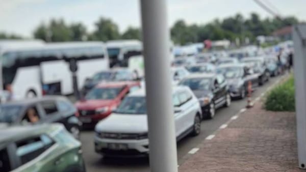 Aglomerație la frontiera cu România: cozi la Giurgiulești-Galați. Călătorii sunt îndemnați să aleagă rute alternative