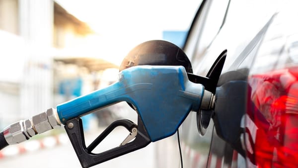 Carburanții se ieftinesc din nou. Benzina și motorina vor avea prețuri mai mici marți