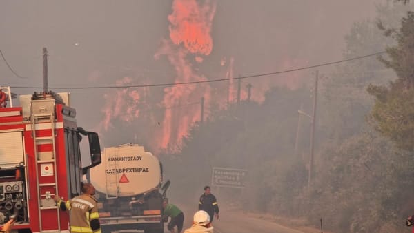 FOTO/ Pompierii moldoveni luptă cu un incendiu forestier de proporții în Grecia. Au fost evacuate persoane