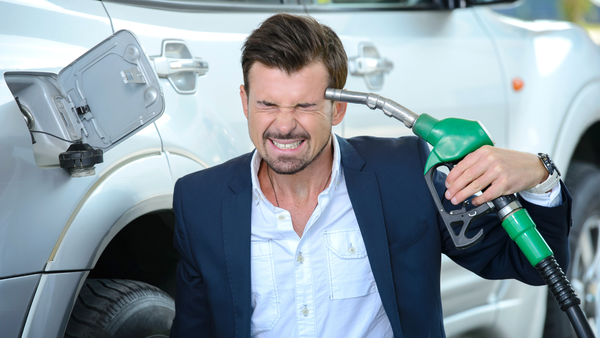 Vești proaste pentru șoferi: benzina se scumpește cu 25 de bani, iar motorina cu 35