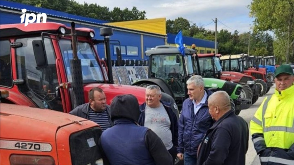 Fermierii din Fălești au scos tractoarele pe traseul spre Sculeni. Agricultorii cer Guvernului să renunțe la majorarea TVA