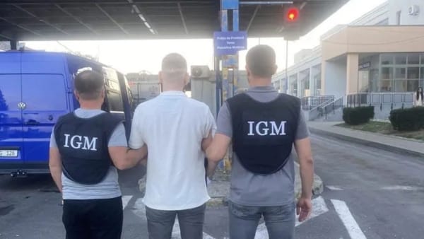Condamnat, eliberat și expulzat. Un cetățean ucrainean a fost scos sub escortă din Republica Moldova