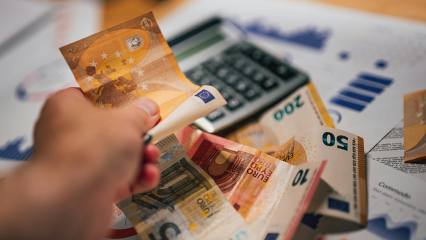 Leul față în față cu principalele valute. Cât valorează euro și dolarul astăzi