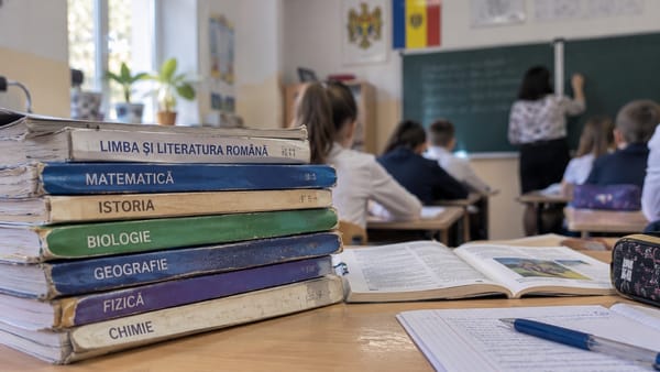 Manuale noi abia din 2027. Până atunci, Ministerul mută cărțile disponibile de la o școală la alta