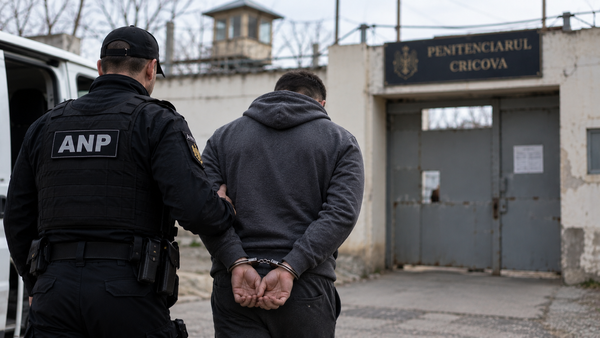 FOTO/ A ascuns heroina în lenjeria intimă, dar a fost verificat și acolo. Fost angajat al penitenciarului Cricova, condamnat