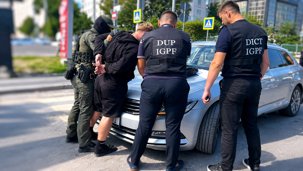 Cocaină de 500.000 de lei, bani, armă și cuțite, ridicate. Un angajat din justiție, printre suspecți