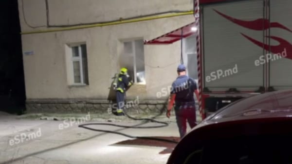 VIDEO/ Un bărbat din Bălți a fost salvat din flăcări datorită unui adolescent