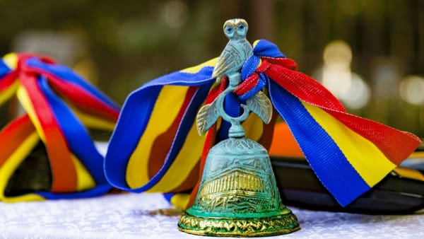 În școlile din R. Moldova va suna azi primul clopoțel din noul an de studii. Elevii revin la ore