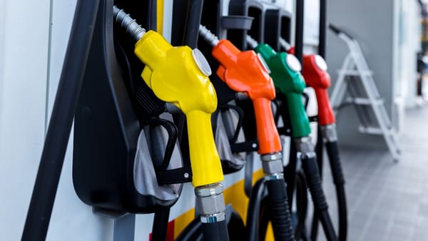 Prețul motorinei trece de 33 de lei. Se scumpește și benzina