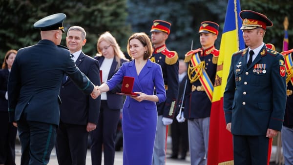FOTO/ Maia Sandu a acordat ordine și diplome militarilor moldoveni: „Țara vă vede munca și o apreciază”