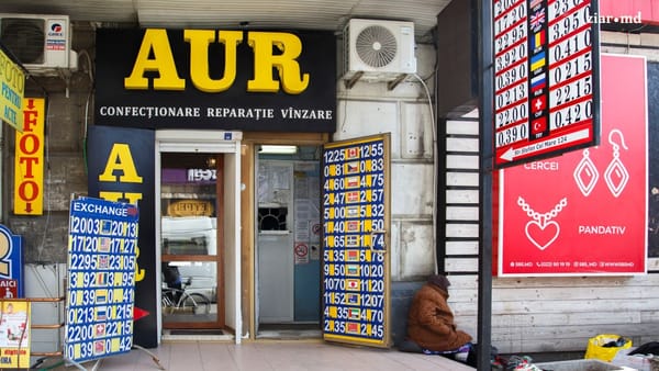 Euro se scumpește cu peste trei bani, iar dolarul - cu aproape 11 bani