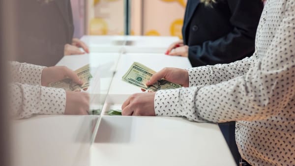 Euro și dolarul se ieftinesc la început de săptămână. Cursul valutar pentru luni, 7 septembrie