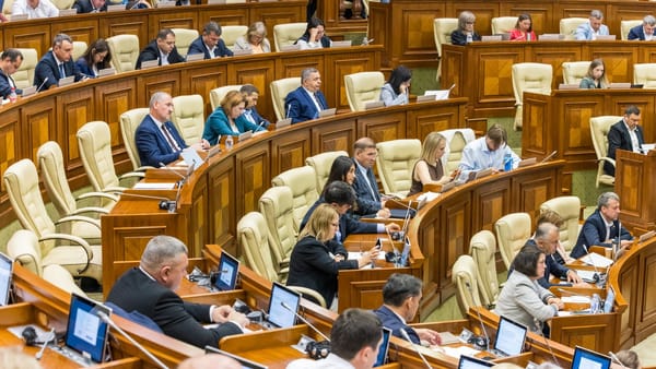 LIVE/ Deputații continuă prima ședință din sesiunea ordinară de toamnă. Bugetul și plățile unice, pe agendă