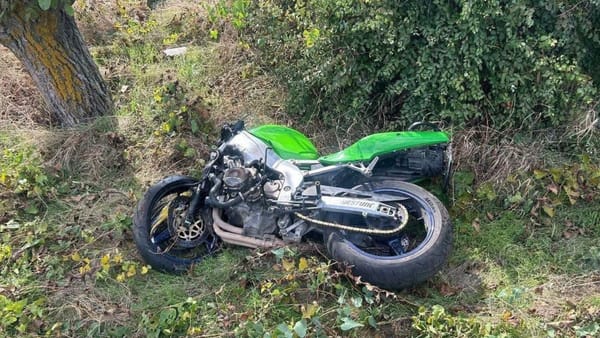 Accident la Căușeni. Un motociclist de 30 de ani a murit după ce s-a izbit cu motocicleta într-un copac