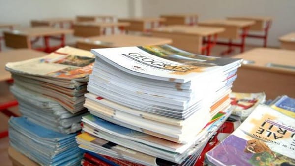 Ministerul Educației și Cercetării începe să înlocuiască manualele rupte sau deteriorate în școli