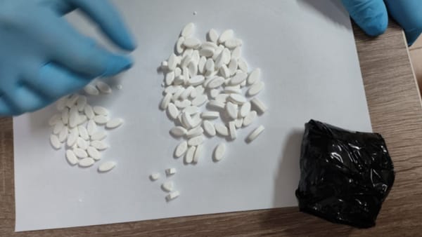 Pastile cu efect psihotrop, ajunse la elevi: Poliția a găsit alte câteva mii de pastile în centrele de refugiu din capitală