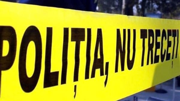 O femeie de 50 de ani a fost găsită moartă pe acoperișul unui bloc din Chișinău. Concubinul, reținut de poliție