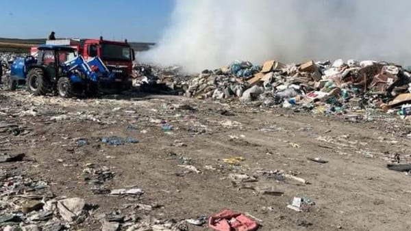 Un incendiu a izbucnit la poligonul de deșeuri din Bălți. Pompierii luptă cu flăcările, iar vântul îngreunează intervenția