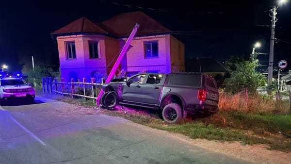 FOTO/ Accident la Otaci cu o autospecială a Ministerului Apărării. Poliția: șoferul avea 0,99 mg/l alcool în aerul expirat