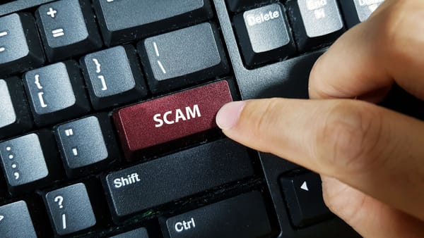 De la un fals colet la acuzații de terorism: Un pensionar din Chișinău, convins să transmită escrocilor 700.000 de lei