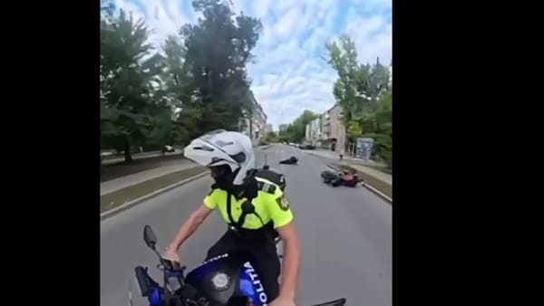 VIDEO/ Urmărire în sectorul Rîșcani: un motociclist a căzut în timp ce fugea de polițiști