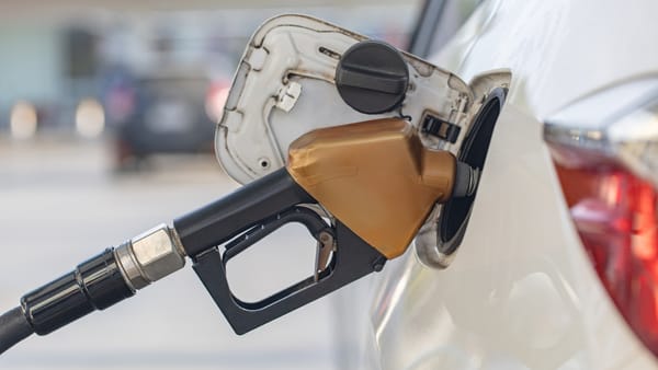 Carburanții, mai scumpi și în weekend. Motorina va costa cel mult 36,82 lei
