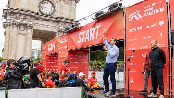 FOTO/ Peste 10.000 de persoane din zeci de țări participă la Chișinău Marathon. Premierul Vasile Tofan a salutat alergătorii
