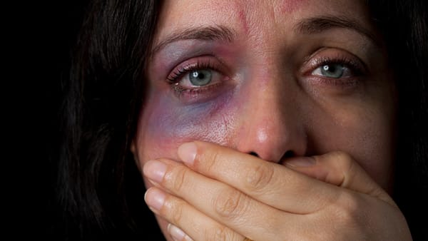 Zeci de cazuri de violență în familie, raportate într-o singură zi. Poliția a emis 33 de ordine de restricție de urgență