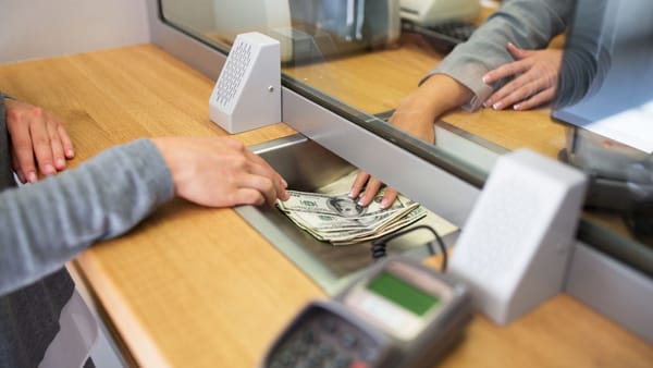 Leul câștigă teren în fața euro și a leului românesc. Cursul valutar pentru miercuri