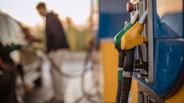 Șoferii vor plăti mai puțin pentru carburanți începând de joi, 1 octombrie. Motorina se ieftinește cu 41 de bani
